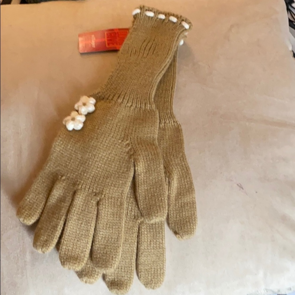 Knitted gloves